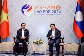 Bộ trưởng Ngoại giao Bùi Thanh Sơn gặp song phương Phó Thủ tướng, Bộ trưởng Ngoại giao Lào Saleumxay Kommasith. (Ảnh: Phạm Kiên/TTXVN)