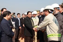Thủ tướng Phạm Minh Chính động viên công nhân Dự án đầu tư xây dựng đường cao tốc Tuyên Quang-Phú Thọ đoạn qua tỉnh Phú Thọ. (Ảnh: Dương Giang/TTXVN)