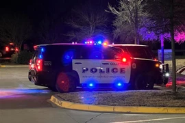 Xe cảnh sát phong tỏa tuyến đường dẫn tới giáo đường thuộc giáo đoàn Do thái Beth Israel ở Colleyville, bang Texas, Mỹ, sau khi xảy ra vụ bắt cóc ngày 15/1/2022. (Ảnh: THX/TTXVN) 