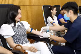 Cán bộ, công chức, đoàn viên, thanh niên tham gia hiến máu tình nguyện cho các bệnh nhi đang điều trị tại Bệnh viện Nhi Trung ương. (Ảnh: Văn Điệp/TTXVN) 