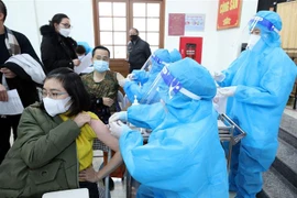 Tiêm vaccine phòng COVID-19 mũi 3 cho người dân tại điểm tiêm chủng Nhà Văn hóa khối Đại Thắng, phường Chi Lăng, Thành phố Lạng Sơn. (Ảnh: Anh Tuấn/TTXVN) 