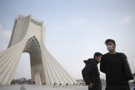 Người dân đeo khẩu trang để phòng tránh lây nhiễm COVID-19 tại Tehran, Iran, ngày 25/3/2020. (Nguồn: THX/TTXVN) 