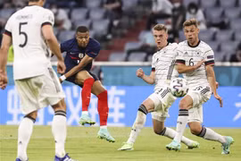 Tiền đạo Pháp Kylian Mbappe (thứ 2, trái) sút bóng về phía khung thành tuyển Đức trong trận đấu vòng bảng chung kết EURO 2020 tại Munich ngày 15/6/2021. (Nguồn: THX/TTXVN) 