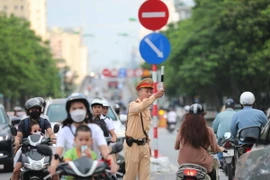 Lực lượng Cảnh sát giao thông sẽ mở đợt cao điểm tăng cường kiểm tra, xử lý các hành vi vi phạm trật tự an toàn giao thông, nhất là các vi phạm về nồng độ cồn, ma túy, quá tốc độ, quá khổ, quá tải. (Ảnh: Thanh Tùng/TTXVN)