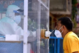 Nhân viên y tế lấy mẫu xét nghiệm COVID-19 cho người dân tại New Delhi, Ấn Độ ngày 22/8/2020. (Nguồn: THX/TTXVN) 
