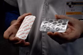 Các vỉ thuốc có thành phần chloroquine và hydroxychloroquine. (Nguồn: AFP/TTXVN) 