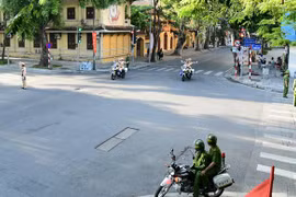 Lực lượng Cảnh sát giao thông của Cục Cảnh sát giao thông triển khai phân luồng giao thông từ xa, phòng ngừa ùn tắc giao thông phục vụ Đại hội Đại biểu toàn quốc lần thứ XIII của Đảng trên tuyến phố của Hà Nội. (Nguồn: TTXVN phát) 