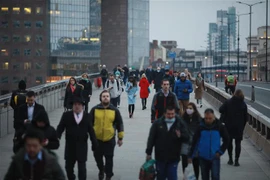 Người dân tại thủ đô London, Anh, ngày 24/1/2022. (Ảnh: THX/TTXVN) 