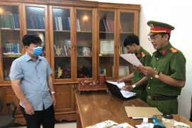 Đại diện Cơ quan công an tỉnh Cà Mau đọc lệnh bắt tạm giam ông Đặng Hải Đăng, Giám đốc Trung tâm Kiểm soát bệnh tật (CDC) Cà Mau. (Nguồn: Công an nhân dân)