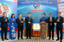 Các đại biểu thực hiện nghi thức ra mắt cuốn sách Lịch sử Đoàn Thanh niên cộng sản Hồ Chí Minh tỉnh Lào Cai (1957-2017). (Ảnh: Quốc Khánh/TTXVN) 