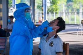 Sinh viên trường Đại học Y Dược Cần Thơ thực hiện nhiệm vụ tại các chốt kiểm dịch. (Ảnh: Ánh Tuyết/TTXVN) 