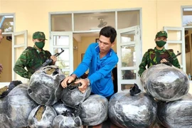 Đối tượng Lê Văn Thanh cùng tang vật phạm tội. (Ảnh: TTXVN phát)