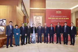 Chủ tịch Quốc hội Vương Đình Huệ, nguyên Chủ tịch Quốc hội Nguyễn Thị Kim Ngân và đại biểu dự Lễ tiếp nhận bức tranh chân dung Chủ tịch Hồ Chí Minh. (Ảnh: Doãn Tấn/TTXVN)