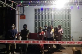 Cơ quan chức năng đưa toàn bộ khách và nhân viên phục vụ đi cách ly y tế. (Nguồn: TTXVN phát) 