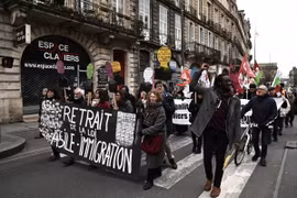 Biểu tình phản đối ban hành Luật nhập cư, tại Bordeaux, Pháp ngày 21/1/2024. (Ảnh: AFP/TTXVN)