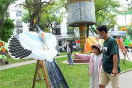 Du khách tham quan không gian trưng bày diều truyền thống. (Ảnh: Tường Vi/TTXVN) 