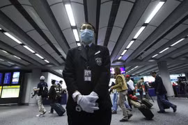 Sân bay Hong Kong kiểm tra sức khỏe những hành khách đến từ Vũ Hán. (Nguồn: Getty Images) 