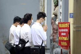 [Photo] Nhiều người dân Thủ đô vẫn đến đền, chùa lễ ngày Một