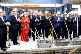 Các đại biểu tại lễ hợp long cầu vượt sông Trà Lý. (Ảnh: Thế Duyệt/TTXVN) 