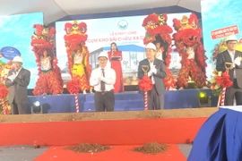 Các đại biểu thực hiện nghi thức khởi công dự án. (Nguồn: thesaigontimes.vn) 