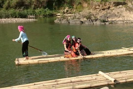 Du khách được về khu du lịch guồng nước Nà Khương thuộc huyện Tam Đường được hòa mình vào sông nước. (Ảnh: Việt Hoàng/TTXVN) 