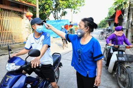 [Photo] Những người gác chốt kiểm soát dịch đặc biệt ở Đông Anh