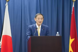 Thủ tướng Nhật Bản Suga Yoshihide phát biểu tại Trường Đại học Việt-Nhật (Đại học Quốc gia Hà Nội). (Ảnh: Doãn Tấn/TTXVN) 
