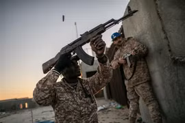 Binh sỹ Chính phủ Đoàn kết dân tộc Libya (LNA) xung đột với lực lượng Quân đội miền Đông Libya (LNA) tại mặt trận Ain Zara ở Tripoli ngày 24/2/2020. (Nguồn: THX/TTXVN) 