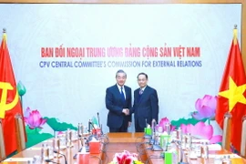 Trưởng Ban Đối ngoại Trung ương Lê Hoài Trung đón Chủ nhiệm Văn phòng Ủy ban Công tác Đối ngoại Trung ương Đảng Cộng sản Trung Quốc, Bộ trưởng Ngoại giao Trung Quốc Vương Nghị. (Ảnh: Phương Hoa/TTXVN)