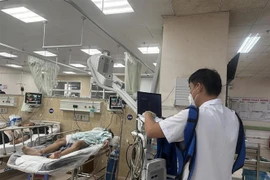 Các nạn nhân trong vụ tai nạn đang được các bác sỹ Bệnh viện Đa khoa Đồng Nai nỗ lực cứu chữa. (Ảnh: TTXVN Phát)