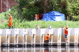 Ngày 19/8/2023, công nhân làm việc trên công trường dự án kênh Tham Lương-Bến Cát-rạch Nước Lên. (Ảnh: Tiến Lực/TTXVN)