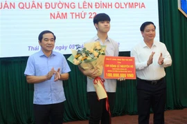 Lãnh đạo tỉnh Thái Bình trao thưởng 100 triệu đồng cho quán quân Đường lên đỉnh Olympia năm 2022 Đặng Lê Nguyên Vũ. (Ảnh: Thế Duyệt/TTXVN) 