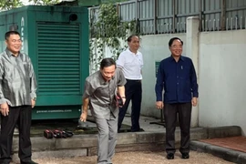 Đại sứ Nguyễn Bá Hùng tham gia giao lưu môn bi sắt với đội Lào. (Ảnh: Phạm Kiên/TTXVN) 