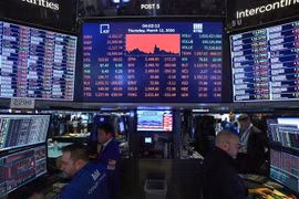 Hoạt động giao dịch tại thị trường chứng khoán New York, Mỹ. (Ảnh: AFP/TTXVN)