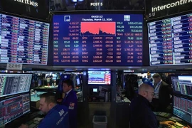 Hoạt động giao dịch tại thị trường chứng khoán New York, Mỹ. (Ảnh: AFP/TTXVN)