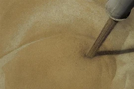 Chất lúa mỳ lên tàu tại cảng Rostov-on-Don, Nga ngày 26/7/2022. (Ảnh: AFP/TTXVN) 