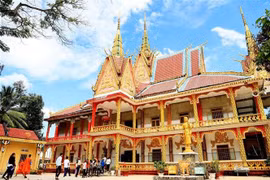 Chùa Chung Rút, xã Hòa Hiệp, huyện Tân Biên là một trong những ngôi chùa Khmer có kiến trúc đẹp ở tỉnh Tây Ninh, thu hút du khách đến thăm viếng. (Ảnh: Hồng Đạt/TTXVN)