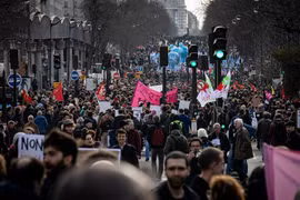 Biểu tình phản đối dự luật cải cách hưu trí của Chính phủ tại Paris, Pháp ngày 16/2/2023. (Ảnh: THX/TTXVN)