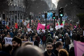 Biểu tình phản đối dự luật cải cách hưu trí của Chính phủ tại Paris, Pháp ngày 16/2/2023. (Ảnh: THX/TTXVN)