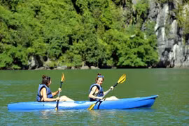 Du khách trải nghiệm chèo thuyền kayak, thuyền tay trên Vịnh Hạ Long. (Ảnh: Thanh Vân/TTXVN)