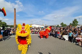 Tiết mục múa lân trong chương trình Tết Trung Thu 2023 tại Berlin. (Ảnh: Vũ Tùng/TTXVN)