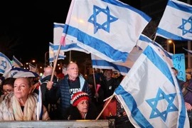 Người dân Israel biểu tình phản đối cải cách tư pháp tại Tel Aviv, ngày 4/2/2023. (Ảnh: AFP/TTXVN)