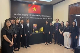 Toàn thể cán bộ, nhân viên Tổng Lãnh sự quán Việt Nam tại Khon Kaen tại lễ viếng Tổng Bí thư Nguyễn Phú Trọng. (Ảnh: TTXVN phát)