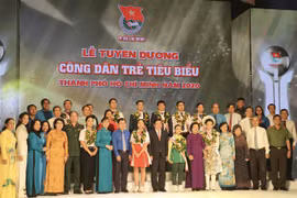 Lãnh đạo Thành phố cùng các gương công dân trẻ tiêu biểu được vinh danh tại chương trình. (Ảnh: Hồng Giang/TTXVN) 
