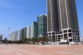 Các khu vực công cộng tại các bãi biển ở Đà Nẵng được khoanh vùng tránh tập trung đông người để phòng chống dịch. (Ảnh: Trần Lê Lâm/TTXVN) 