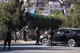 Lực lượng an ninh gác gần hiện trường vụ tấn công nhằm vào trường Đại học Kabul, Afghanistan, ngày 2/11/2020. (Nguồn: THX/TTXVN) 