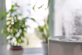 Các nguồn gây ô nhiễm không khí trong nhà có thể từ các hoạt động như nấu ăn, sưởi ấm, các sản phẩm tẩy rửa có mùi thơm và cả những sản phẩm để khử mùi không gian sống hoặc làm việc như nến, máy khuếch tán, nước xịt phòng… (Nguồn: Stephenkdenny)