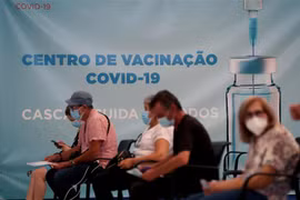 Một điểm tiêm vaccine ngừa COVID-19 tại Cascais, Bồ Đào Nha. (Ảnh: THX/TTXVN) 