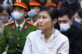Bị cáo Hoàng Thị Thúy Nga, Phó Tổng Giám đốc AIC, tại phiên tòa. (Ảnh: Phạm Kiên/TTXVN) 