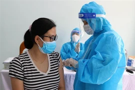 Tiêm vaccine cho người dân tại Gia Lai. (Ảnh: Hồng Điệp/TTXVN) 